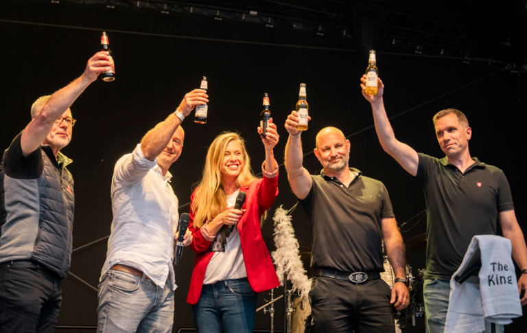 Die neue Inhaberschaft der Rugenbräu AG zusammen mit Event Moderatorin Monika Erb
